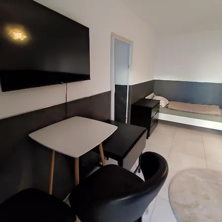 Apartment Modern Renovated For Work And Family