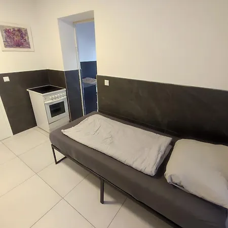 Modern Renovated For Work And Family Apartment